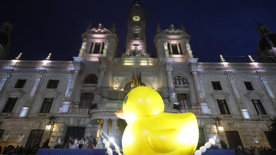 El &#039;pato de goma&#039; de la falla municipal sale a la calle