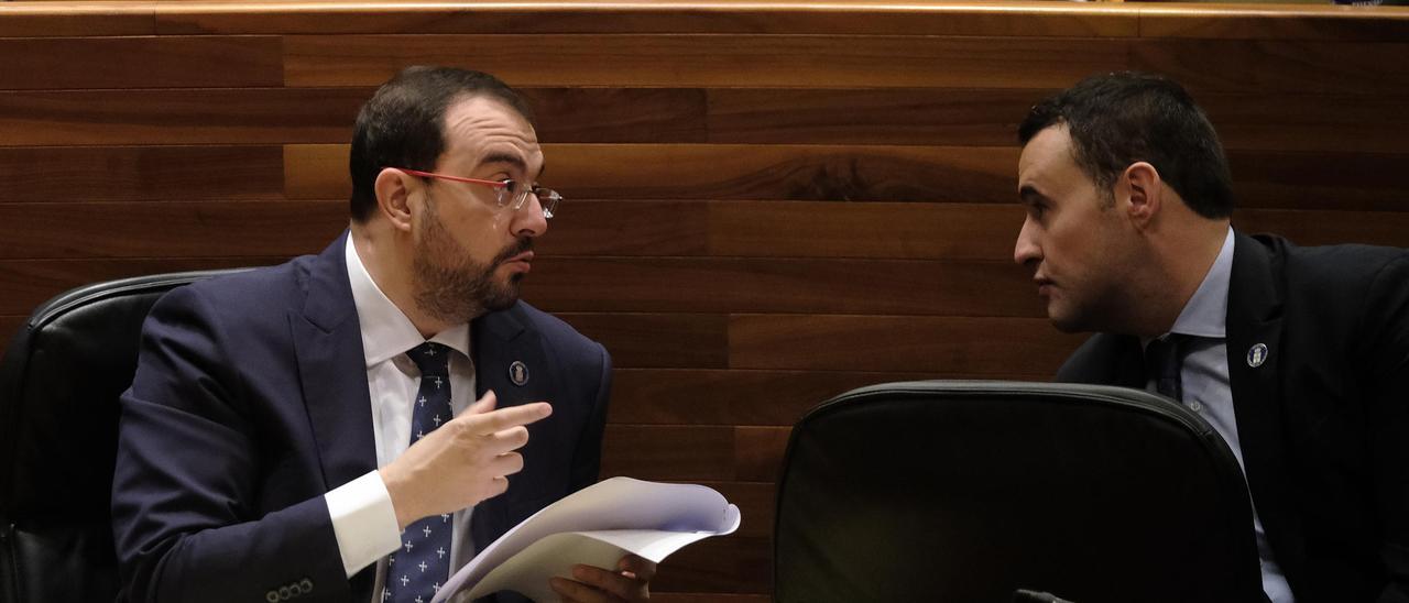 Adrián Barbón y Guillermo Peláez, durante el Pleno de la Junta.