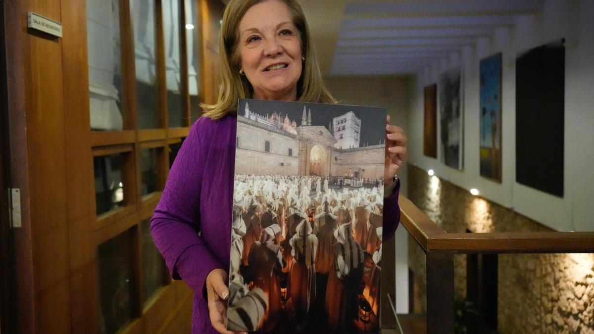 Isabel García Prieto muestra la fotografía del Espíritu Santo que será el cartel anunciador de la Semana Santa de Zamora en 2024