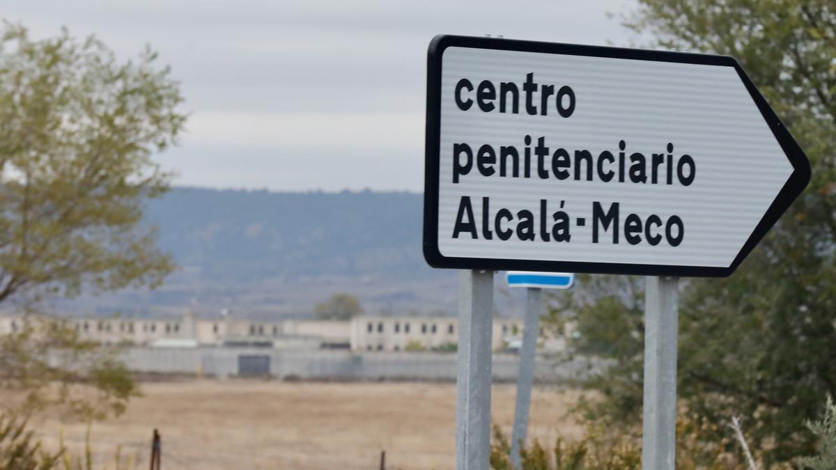Archivo - Un cartel indica la dirección del centro penitenciario de Alcalá-Meco, a 8 de noviembre de 2022, en Alcalá de Henares, Madrid (España).