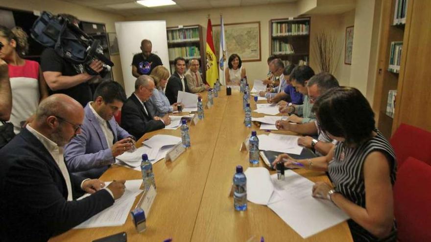 Firma del Plan de Emerxencias por parte de los alcaldes de los concellos de Ourense. // Jesús Regal