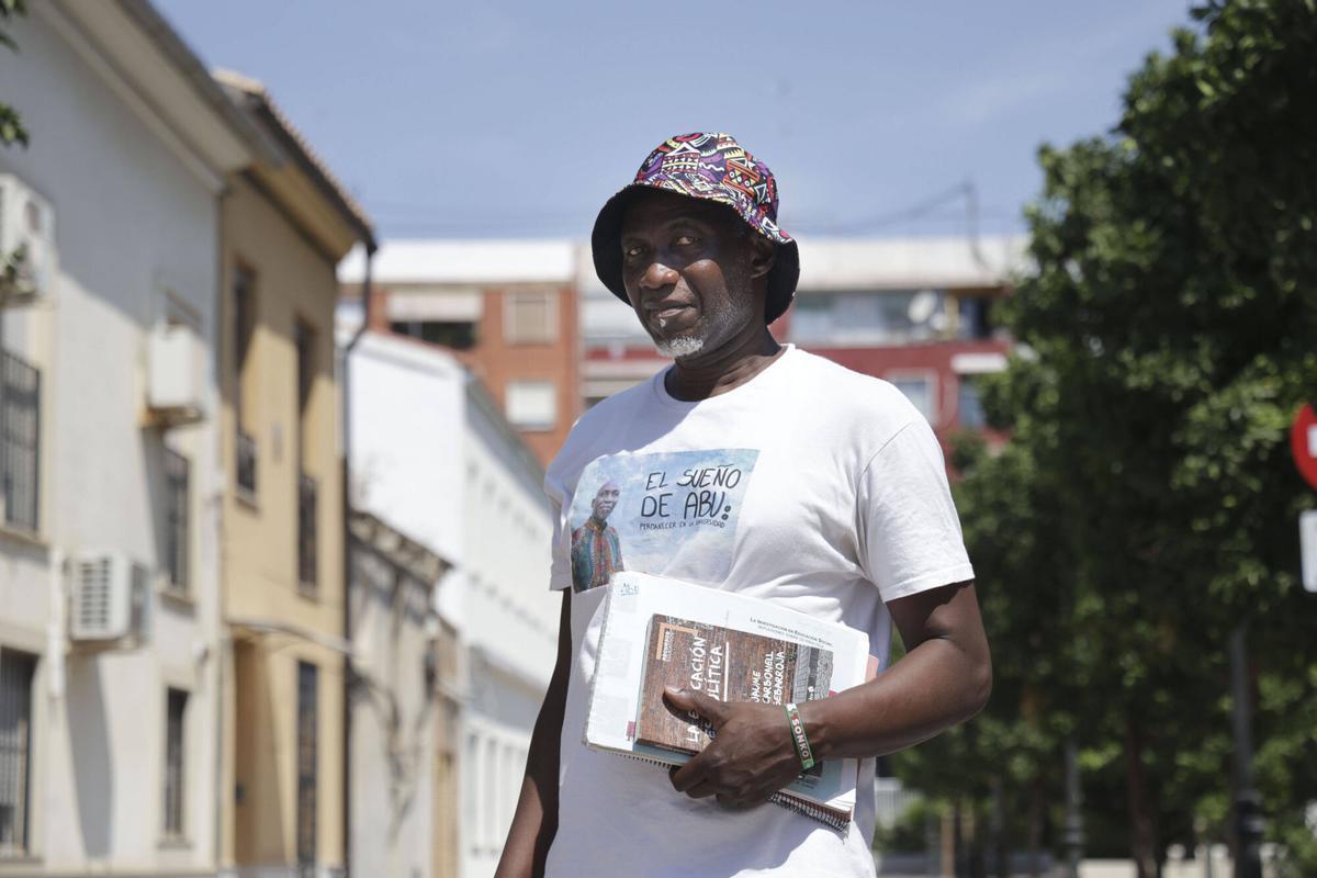Valencia VLC Entrevista con Abu, senegalés de 54 años para el que se están recaudando 2700€ para que termine sus estudios en la Universidad de Valencia