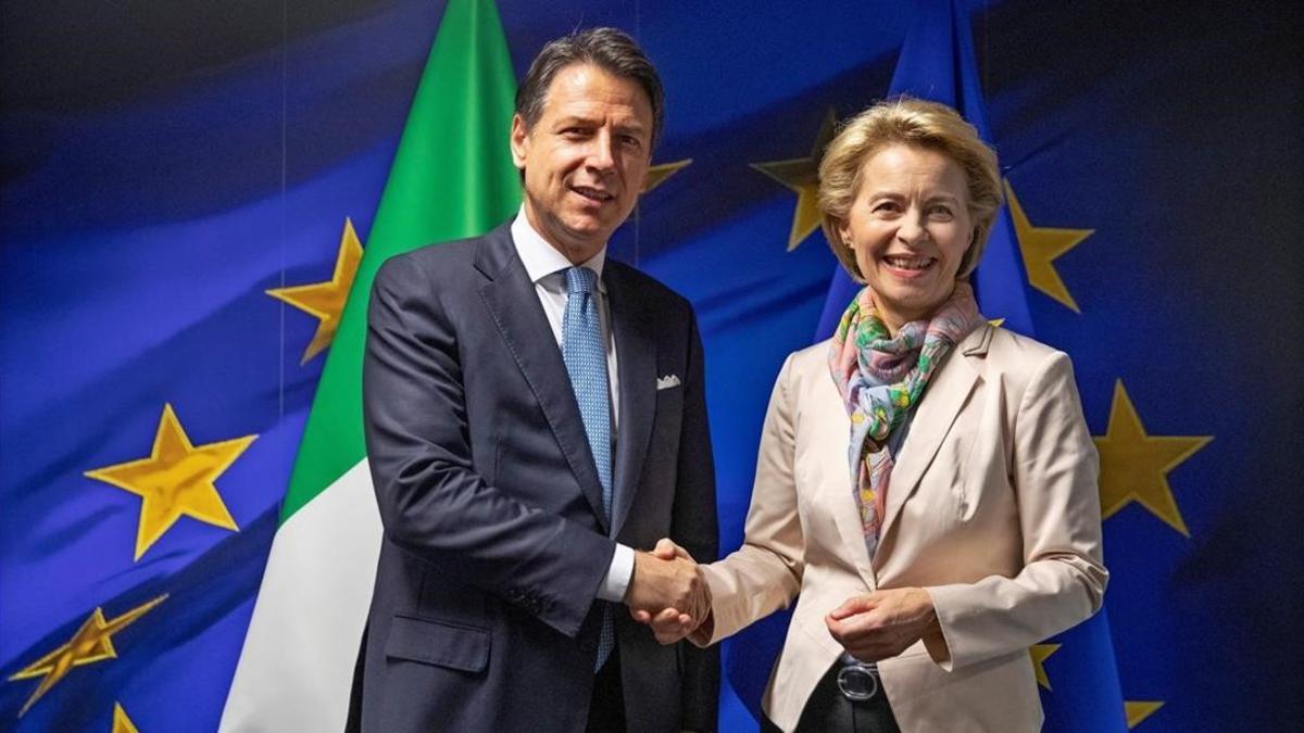 Ursula Von der Leyen recibe en Bruselas al primer ministro italiano, Giuseppe Conte.