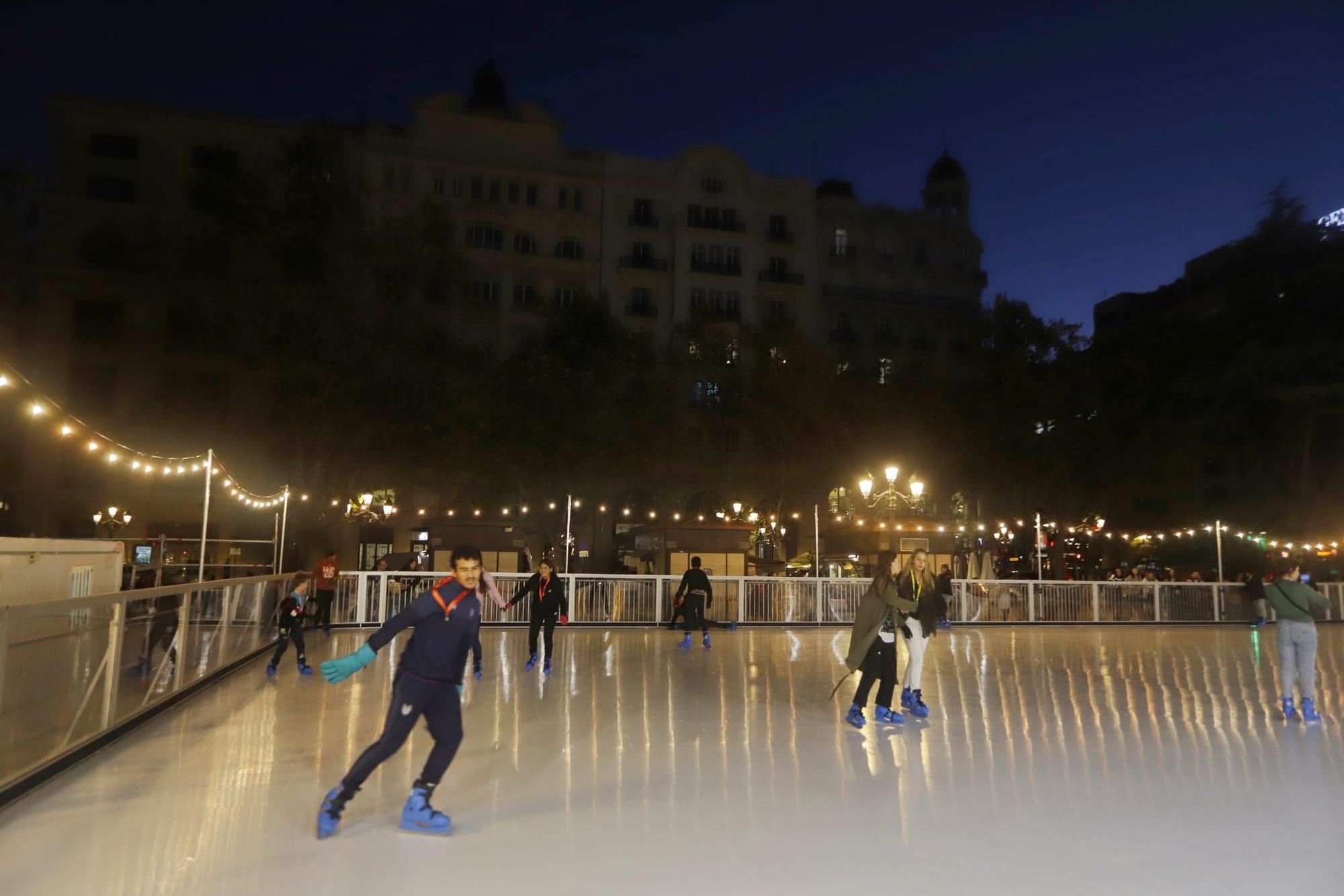 La Navidad ha llegado a València y algunas personas se han atrevido a estrenar la pista de "hielo"