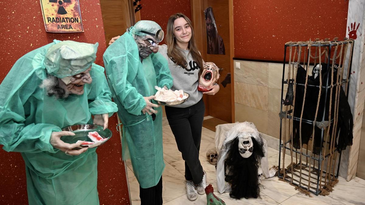 Alba Rodríguez Sanmartín en el portal de su casa de Monte Porreiro, decorada con motivo de Halloween