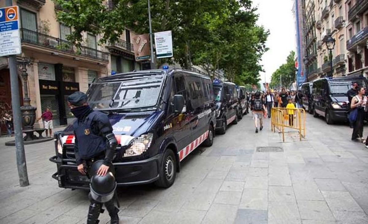 Aquesta vegada la manifestació va transcórrer amb total normalitat i sense la intervenció dels Mossos d’Esquadra. A la foto, diversos furgons de la policia catalana a Portal de l’Àngel.