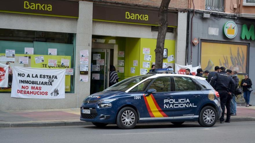 Los afectados por la hipoteca protestan frente a la sucursal de Bankia del barrio del Carmen