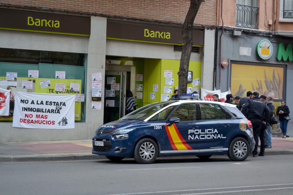 Los afectados por la hipoteca protestan frente a la sucursal de Bankia del barrio del Carmen