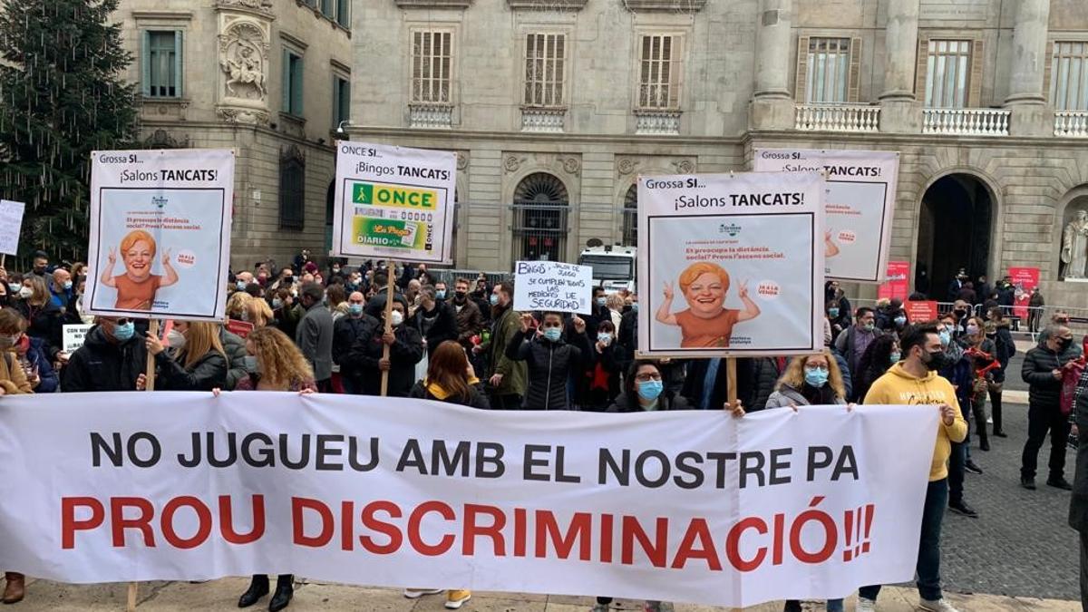 Manifestación del sector del juego en la plaza de Sant Jaume.