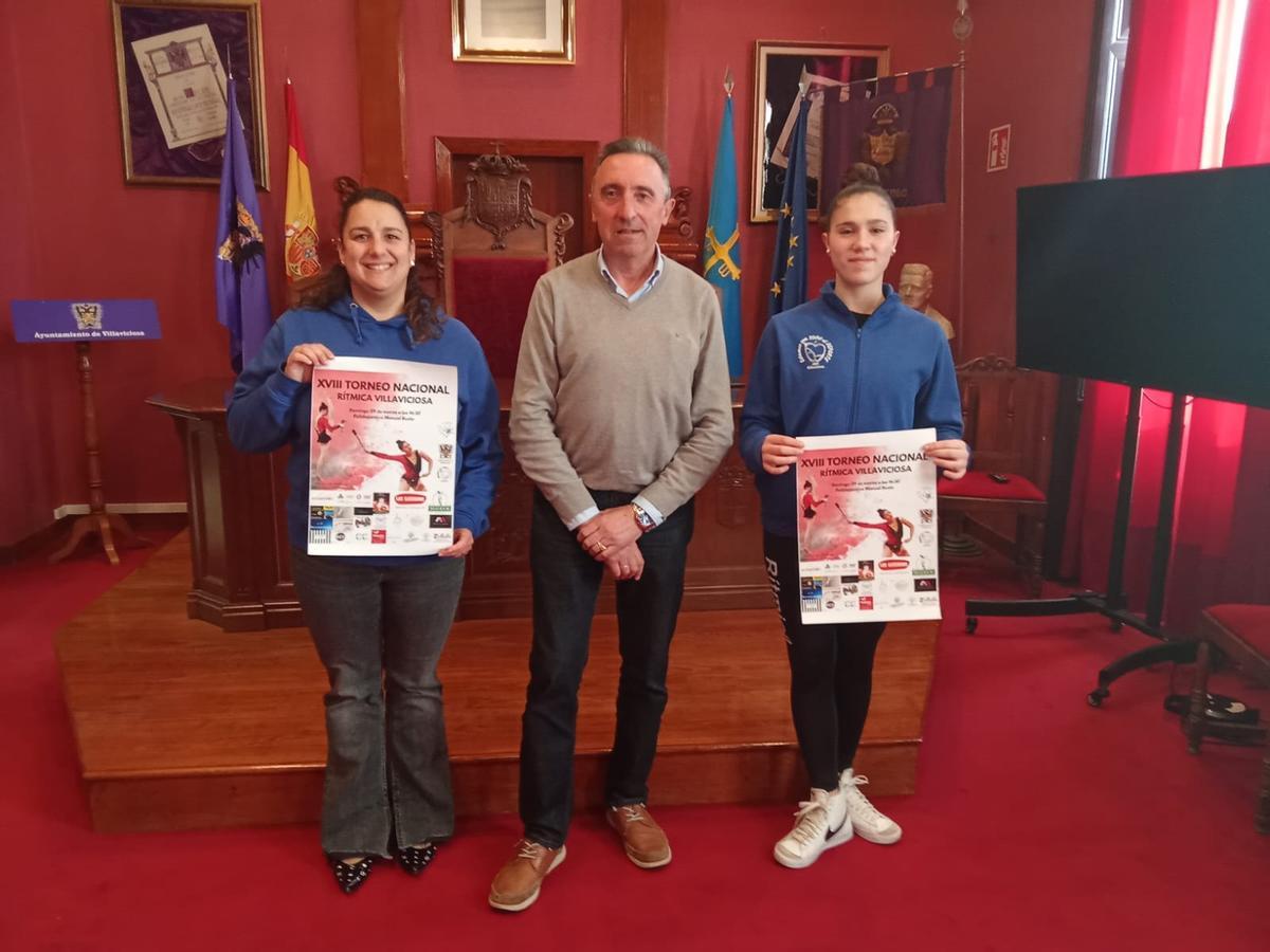 Por la izquierda, Ruth Vigil, presidenta del Club Rítmica Villaviciosa; el edil José Antonio Fernández  y la gimnasta local Inés González.