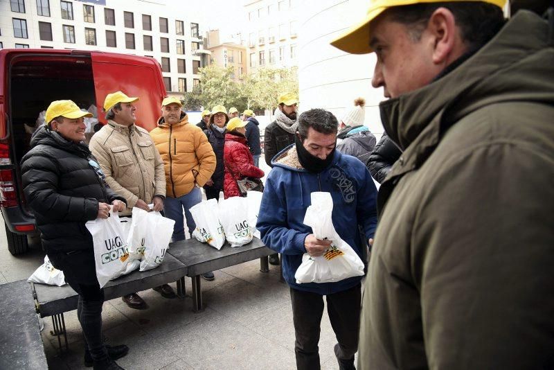 UAGA regala 1.000 kilos de fruta en la Plaza del Pilar para reclamar precios dignos