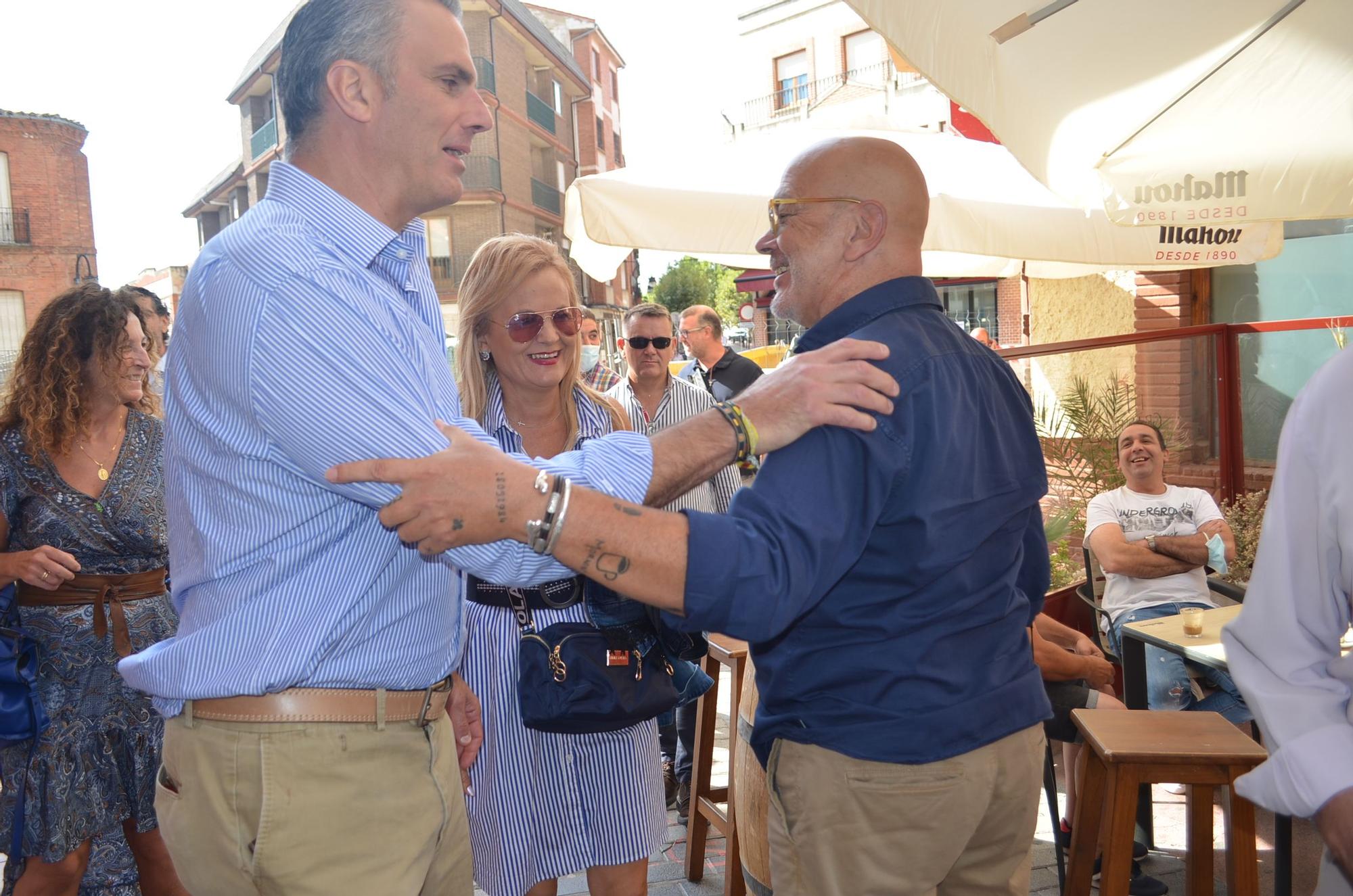 Javier Ortega Smith, a la izquierda, en su visita a Benavente. / E. P.