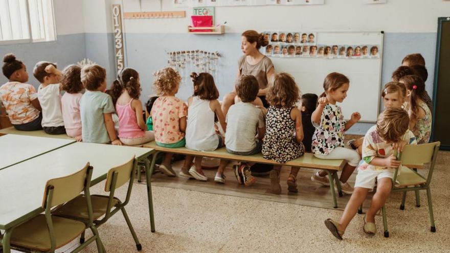 Una maestra da clase en el CEIP Aina Moll.