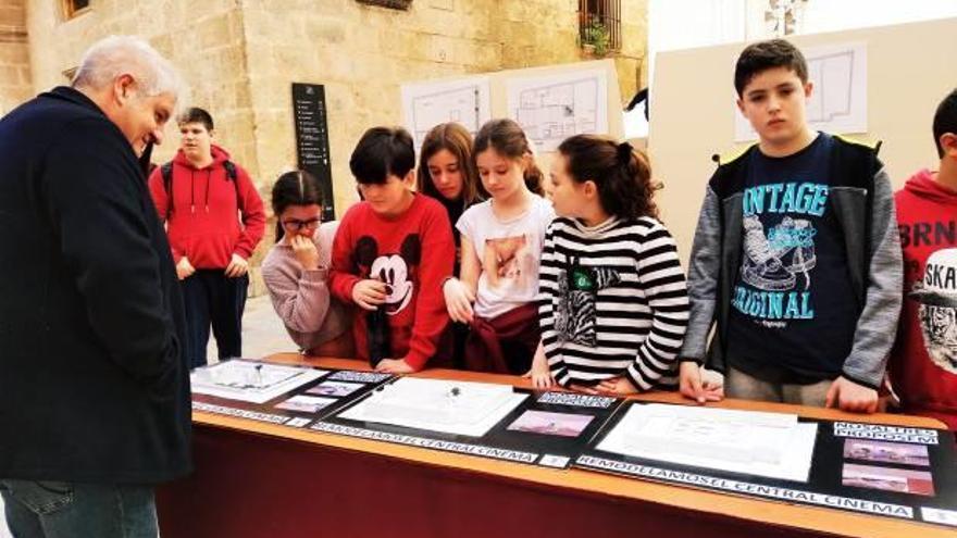 Alumnos de 11 y 12 años &quot;rescatan&quot; un cine de Xàbia que lleva 30 años cerrado