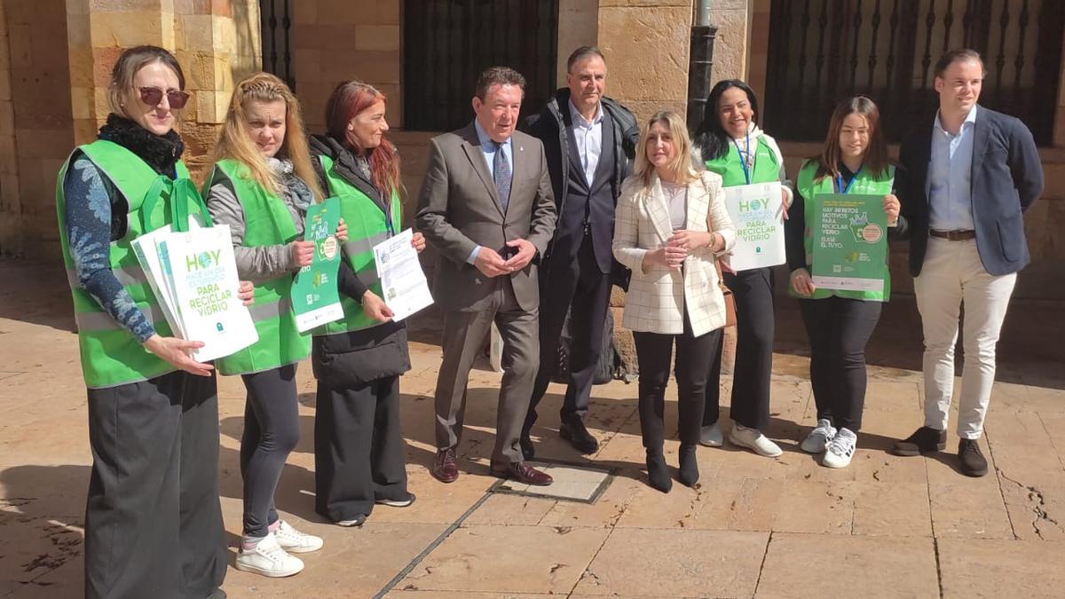 Presentación de la campaña, en la plaza del Ayuntamiento de Oviedo
