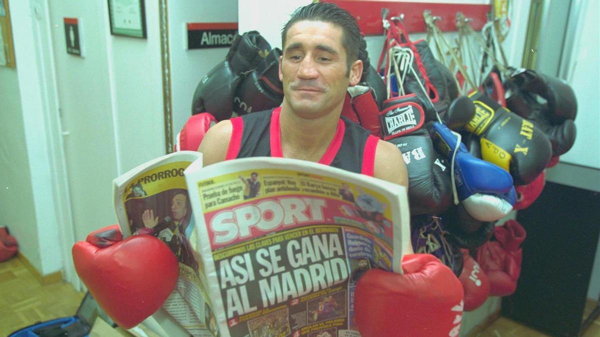 Poli Díaz, leyendo SPORT en Barcelona hace 15 años