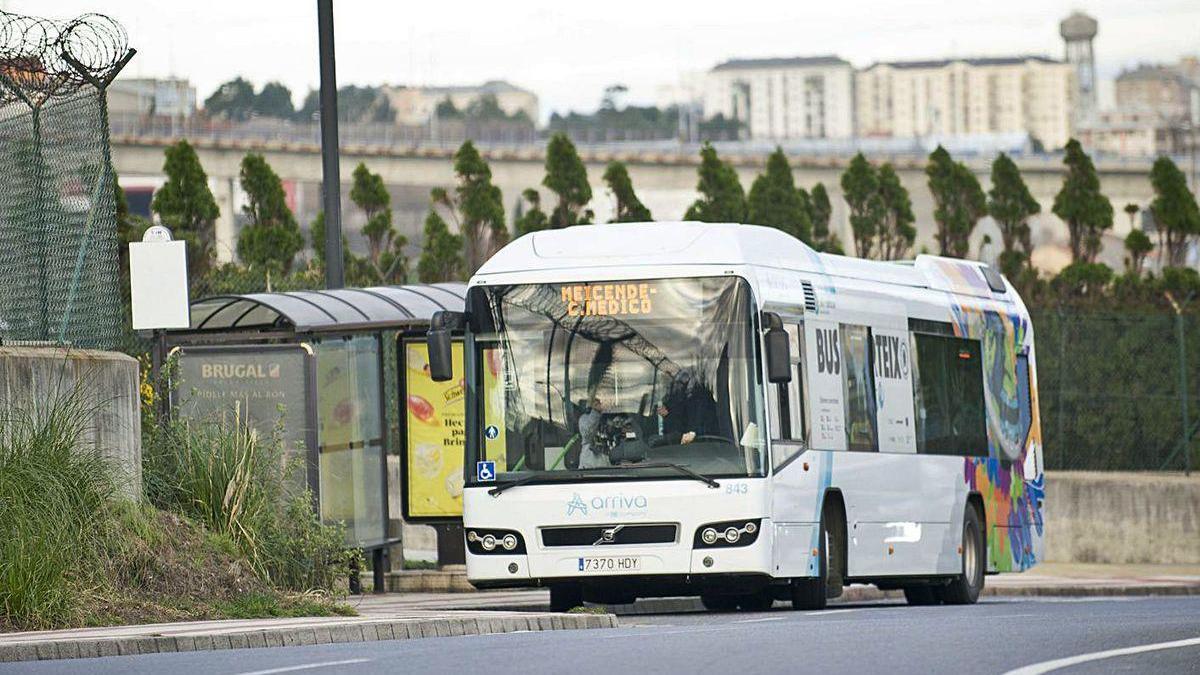 Un autobús de la línea entre Meicende y Arteixo.