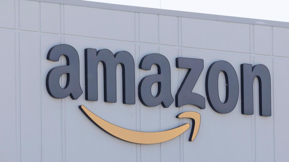 Varios empleados de Amazon quedan atrapados tras colapso de almacén en EE.UU.