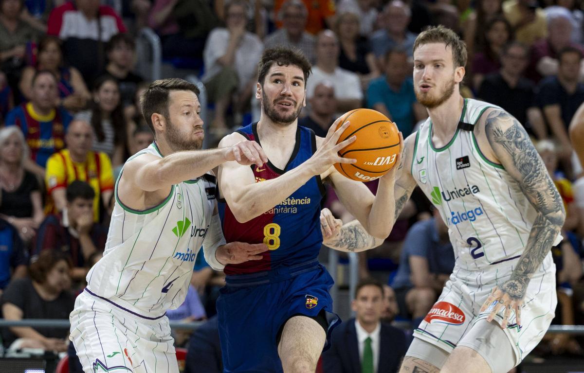 Brizuela intenta una penetración entre Kalinoski y Balcerowski.