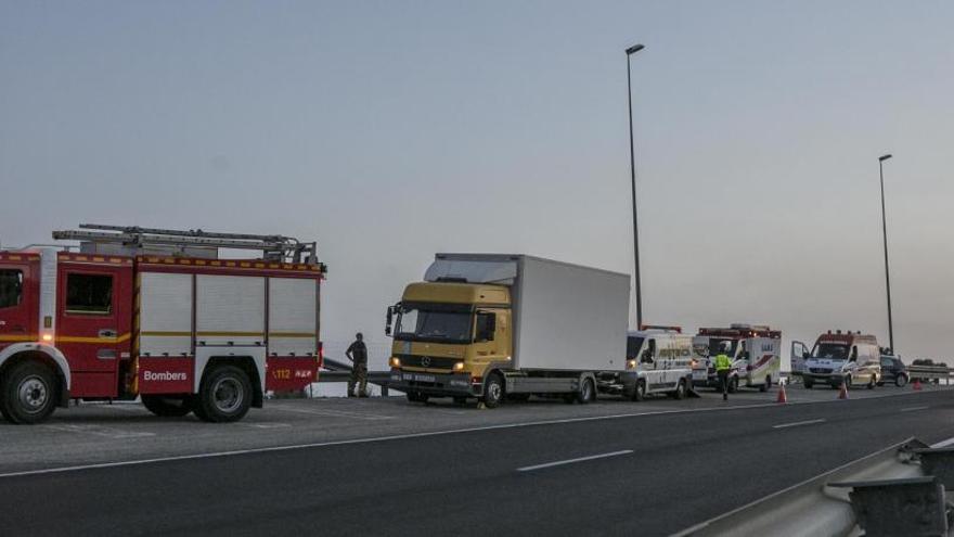 Fallece un hombre tras quedar atrapado por un camión en la A-70