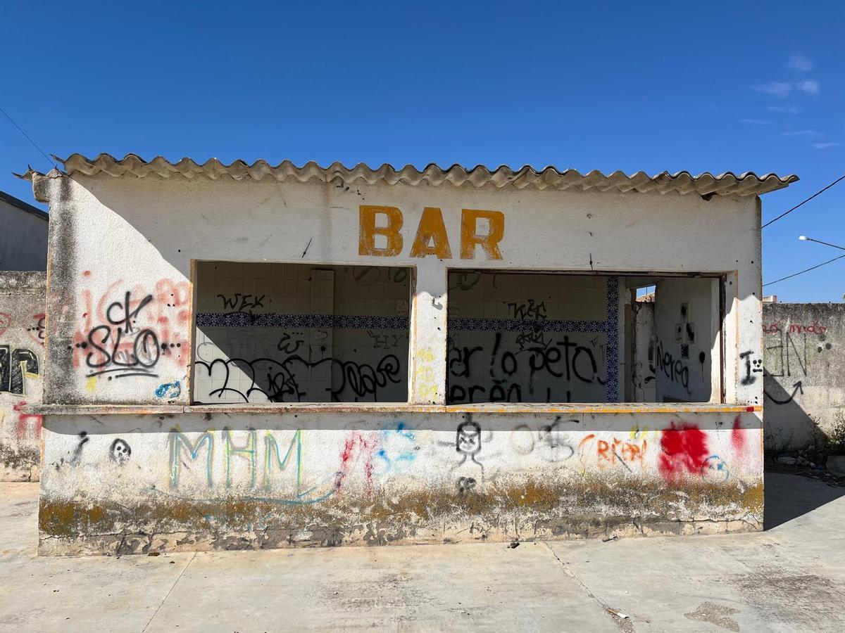 Estado del bar del campo de fútbol de San Antonio.