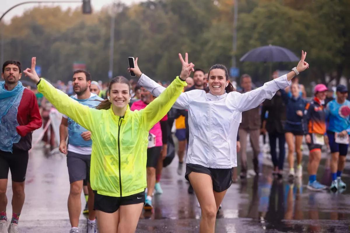 Dos participantes, en la fase inicial de la Media Maratón de Córdoba de 2025.