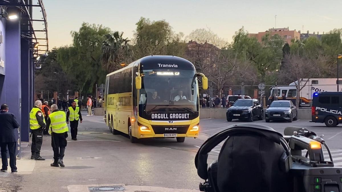 Vídeo: La llegada del Villarreal al Ciutat de València