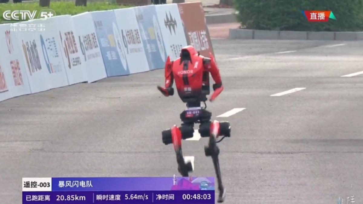Un robot hace historia: bate el récord humano de media maratón en una carrera en Pekín