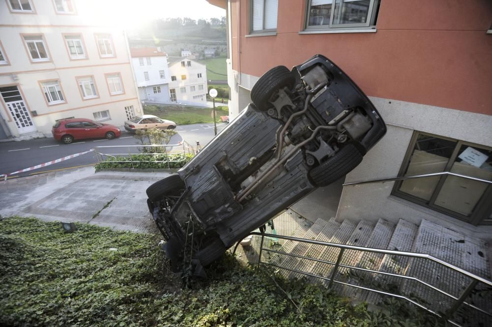 Rescatados de un coche ''colgando'' en Pastoriza