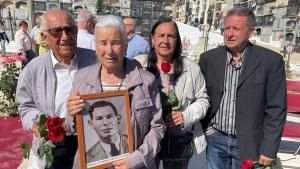 Manuela Claumarchirant Carrion y su familia se emocionan en el rescate de los restos de su padre, Carlos, de una fosa común en Enguera (Valencia) el pasado 29 de abril. Foto cedida por la familia.