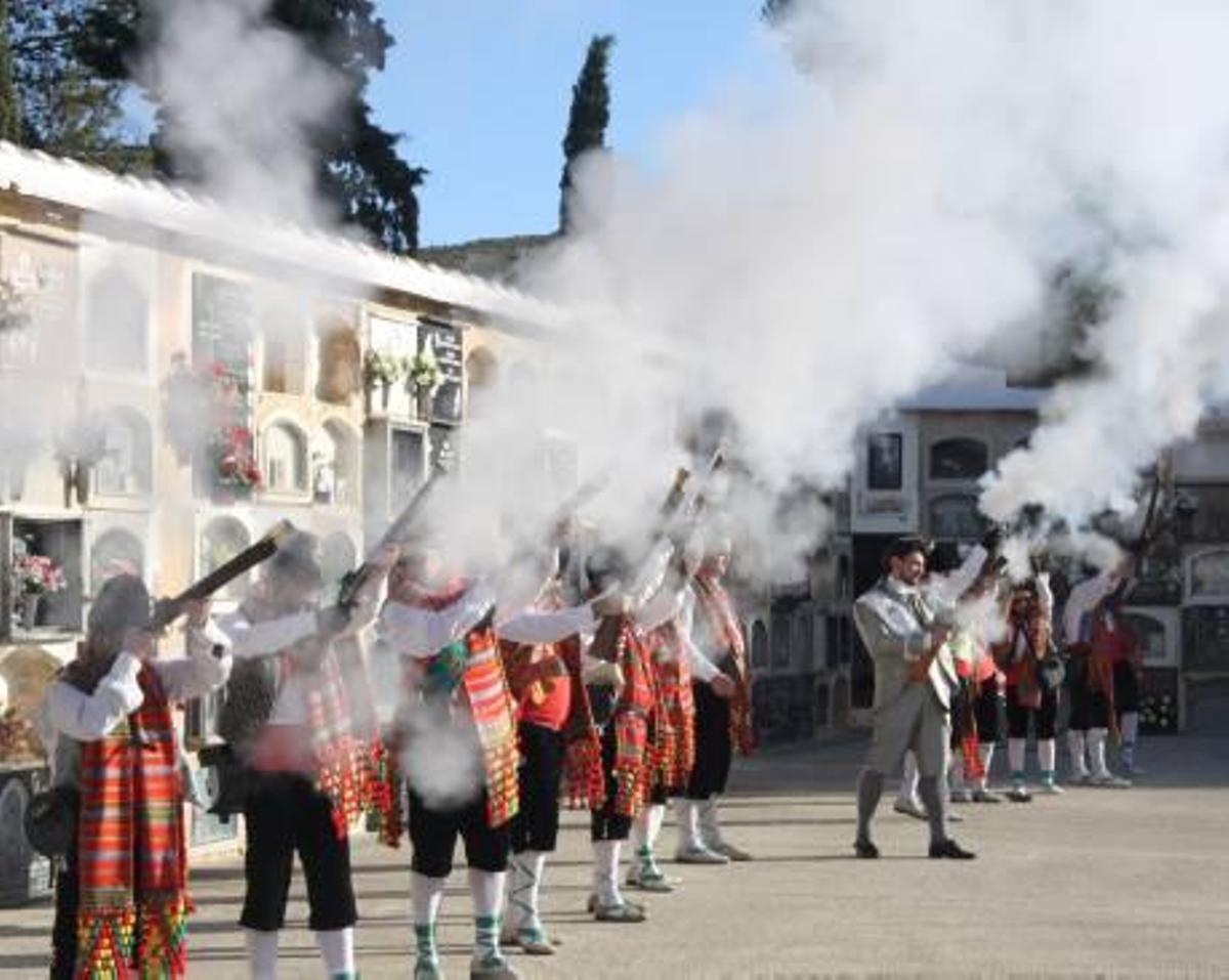 Moros y Cristianos dedican salvas a los difuntos en el cierre de las Fiestas