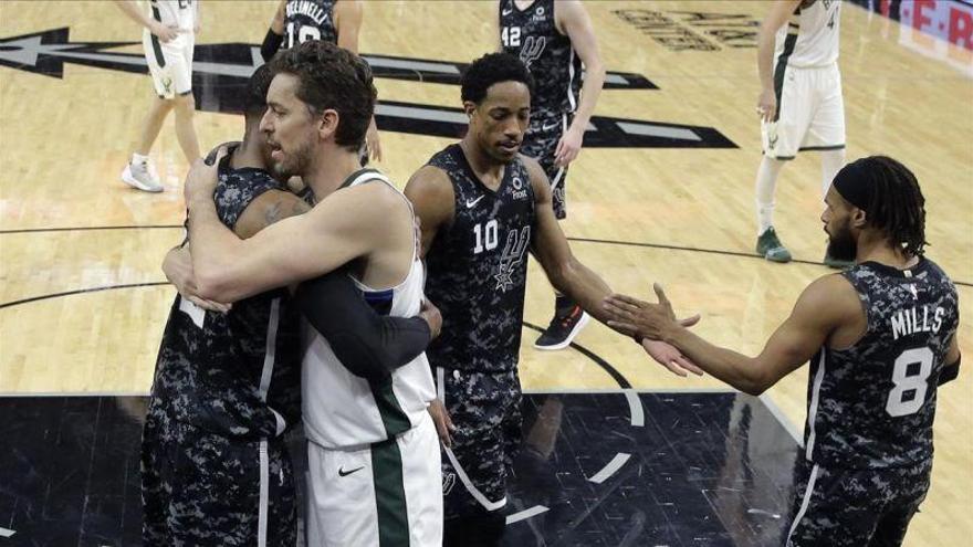 Gasol recibe un emotivo homenaje en su vuelta a San Antonio