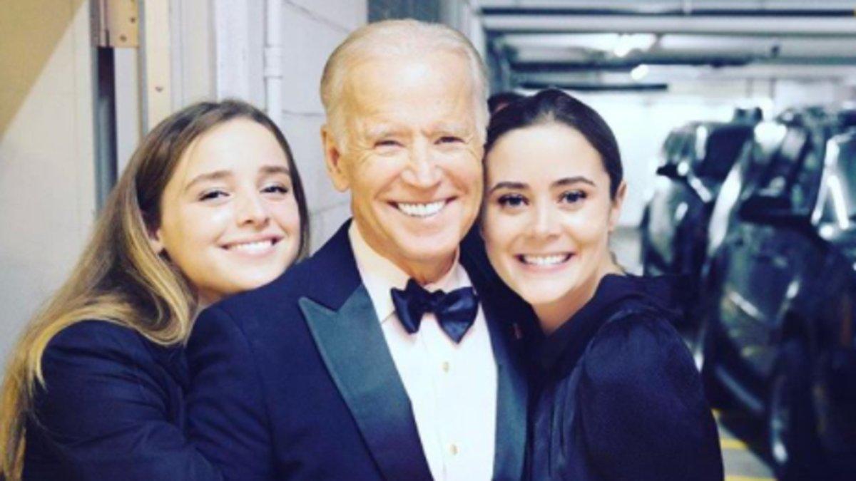 Naomi (derecha), junto a su abuelo, el candidato demócrata Joe Biden, y una de sus hermanas, en el 2017.