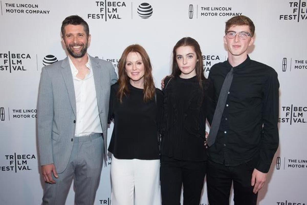 Bart Freundlich, Julianne Moore y sus hijos Liv y Caleb Freundlich, en el estreno de Wolves en el Festival de Cine de Tribeca.