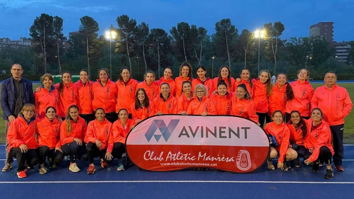 Les atletes de l’Avinent Manresa van posar juntes en acabar la primera jornada de la Lliga Iberdrola | AVINENT CA MANRESA