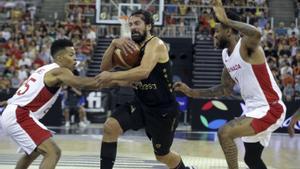 Llull entra a canasta entre dos jugadores de Canadá