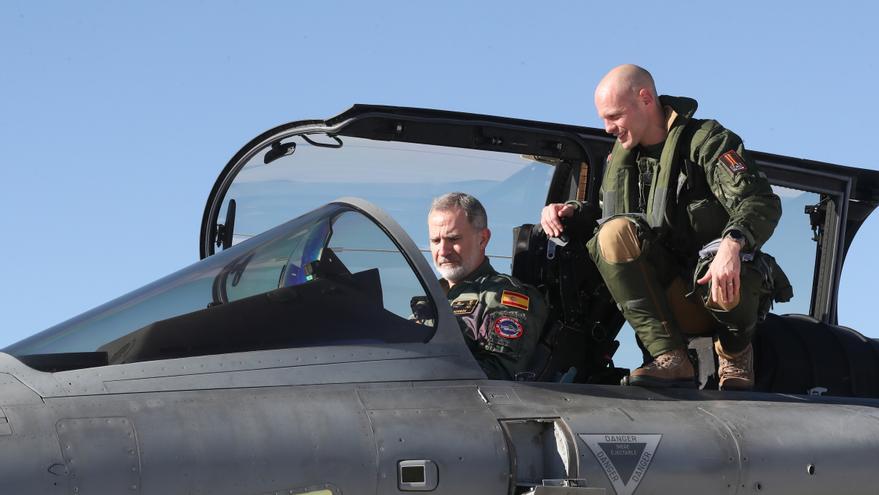 Felipe VI visita en Albacete una escuela de la OTAN que forma pilotos y técnicos