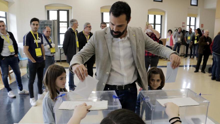 El president del Parlament, Roger Torrent, votant a Sarrià de Ter