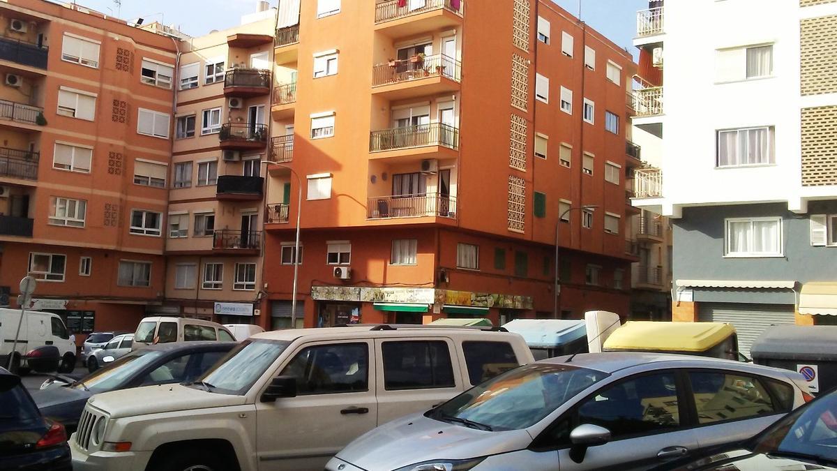 En estos momentos la plaza de Sant Cosme es un gran aparcamiento de coches.