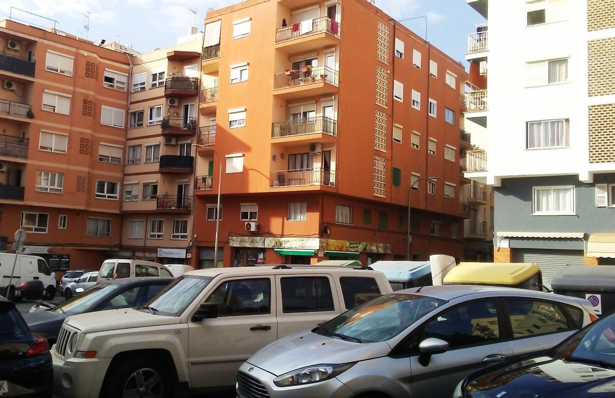 En estos momentos la plaza de Sant Cosme es un gran aparcamiento de coches.