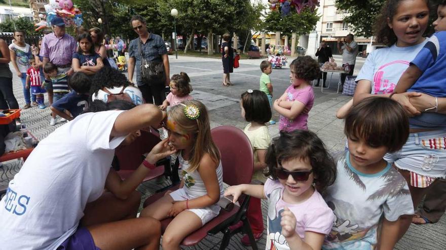 Participantes, ayer, en las actividades infantiles celebradas en el parque Zapardel de Luanco.