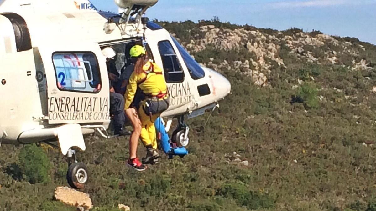 Un helicòpter de la Generalitat Valenciana participa en un rescat d’un excursionista a la muntanya d’Alzira, en una imatge d’arxiu. | LEVANTE-EMV