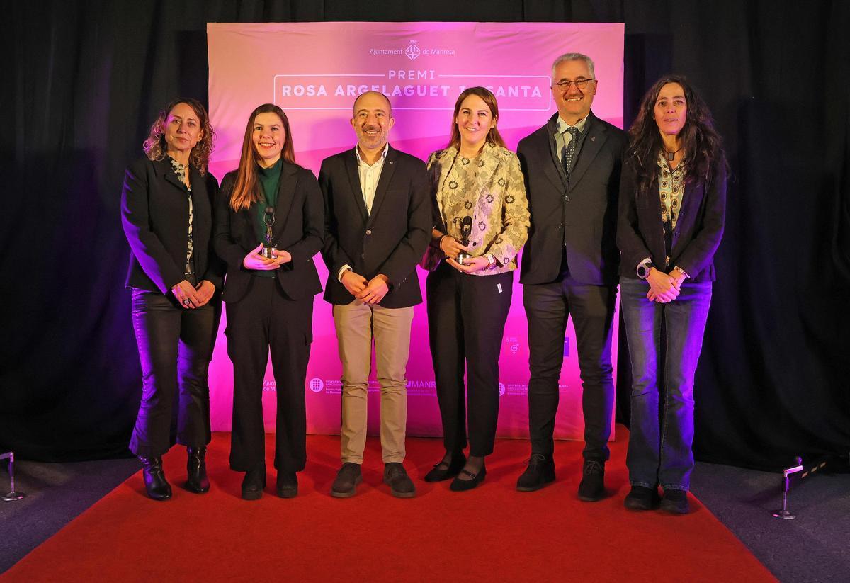 Les dues guardones amb les autoritats i la responsable de fer-los la glossa