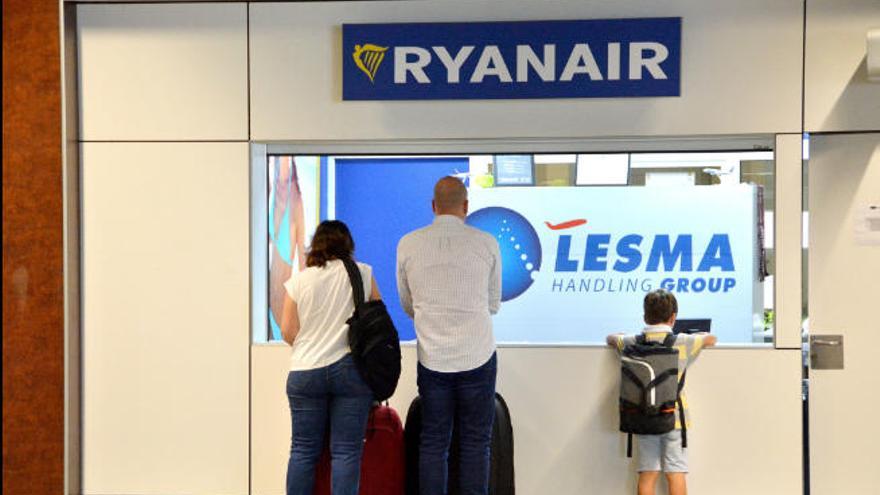 Pasajeros de Ryanair en el aeropuerto de Gran Canaria.