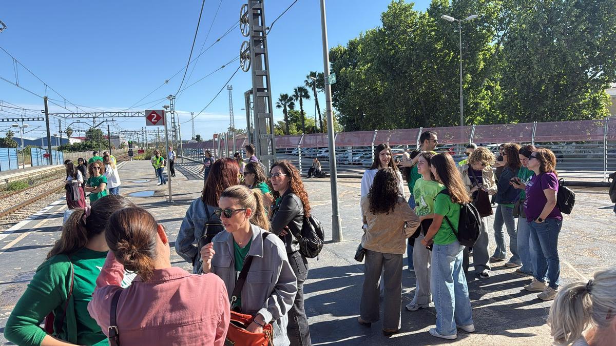 Adif restablix la circulació després de reposar el cable robat entre ...