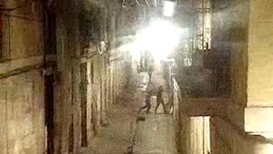 Enfrontament de dos homes davant d’un narcopís del Raval.