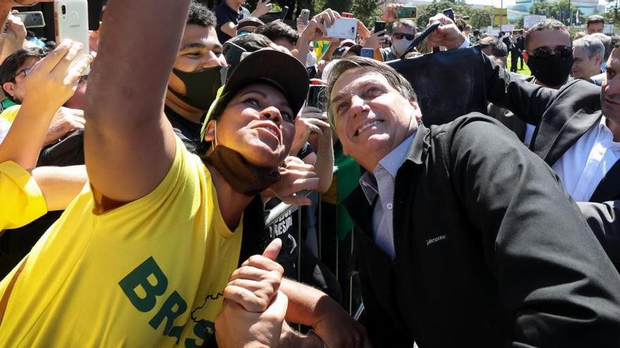 El presidente de Brasil, Jair Bolsonaro, desafiando junto a sus incondicionales las medidas para mantener las distancias sociales en plena pandemia de coronavirus.