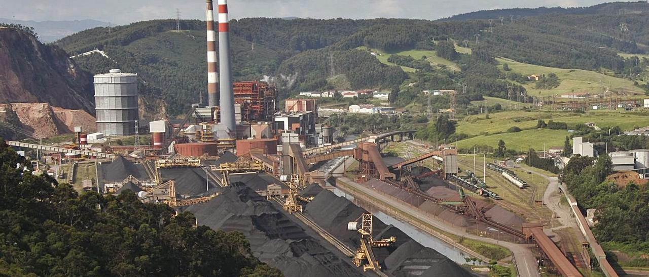 A la izquierda, vista de la térmica de Aboño con sus dos chimeneas, en una imagen de 2011, cuando estaba a plena producción. | Marcos León