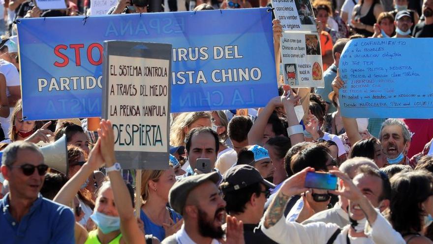 Asistentes a la manifestación en la Plaza de Colón