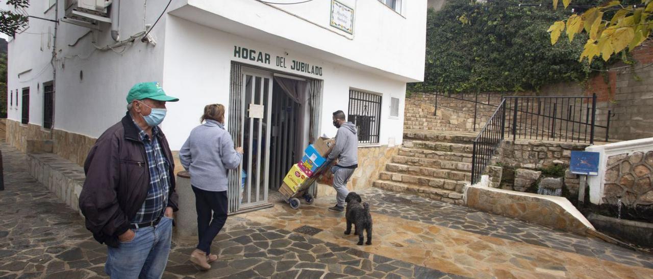 Vecinos en Millares, una de las localidades del territorio en riesgo de despoblación. | PERALES IBORRA